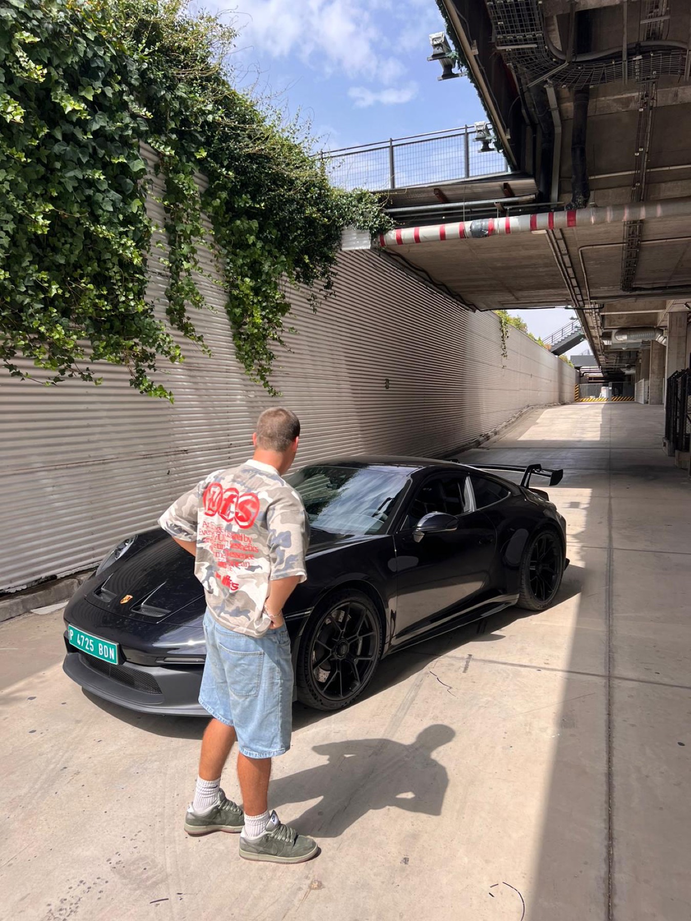 David junto a un Porsche GT3 negro