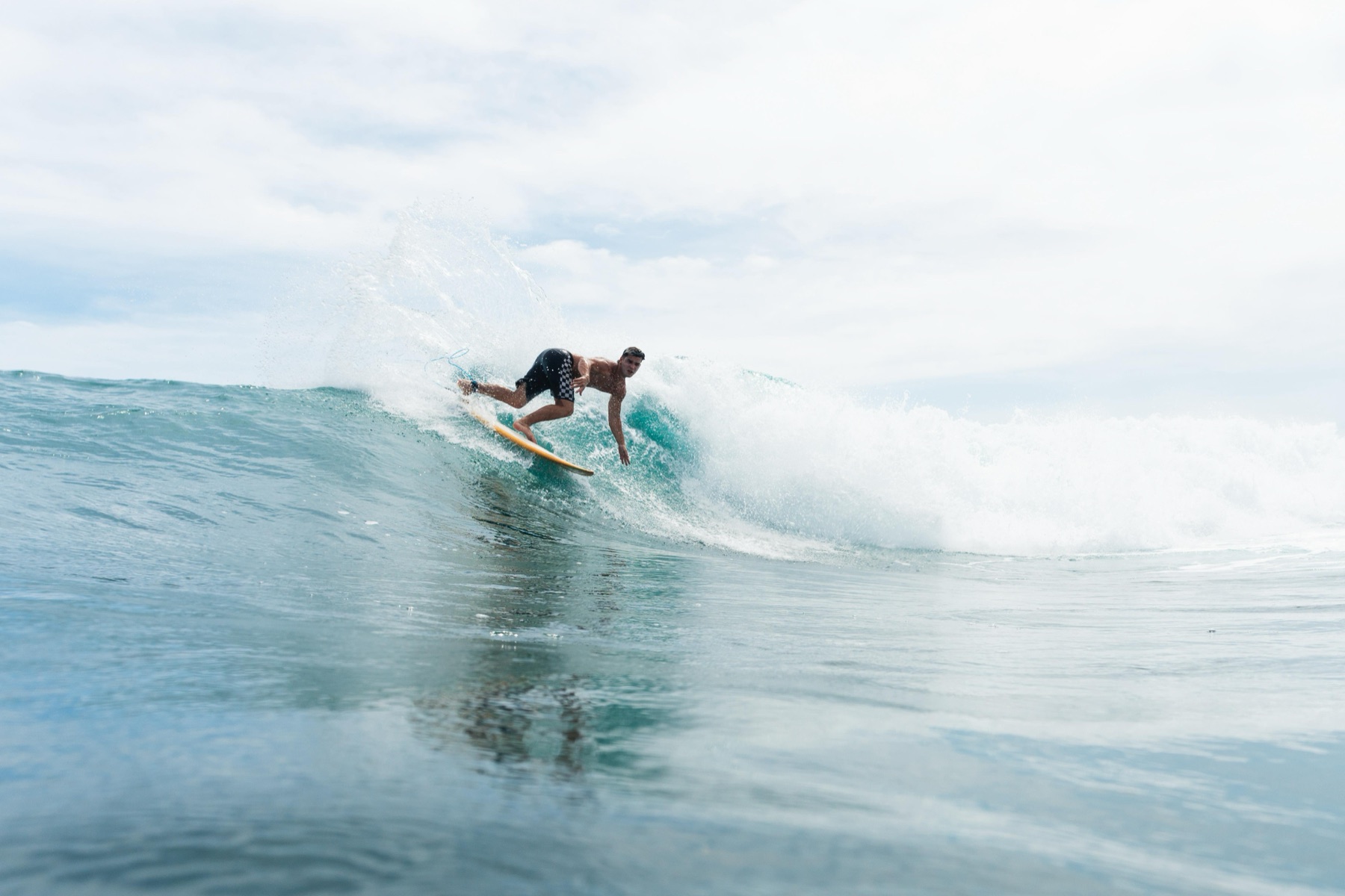 David surfeando una ola